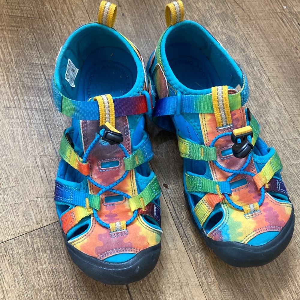 VGUC Kids Tie Dye Keens - Worn only about a dozen times to the beach.